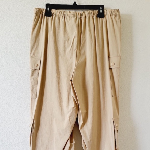 Unworn Alice + Olivia Shara Parachute Cargo Pants in Almond - Picture 6 of 9